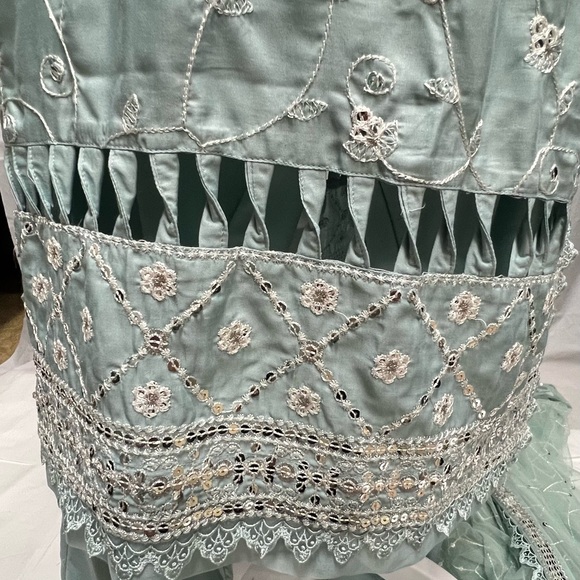 Brand New Pakistani fully embroidered Designer 3 piece suit with Net dupatta - Picture 15 of 16